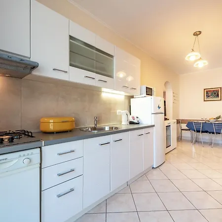Apartment Geraeumige Ivana Mit Terrasse
