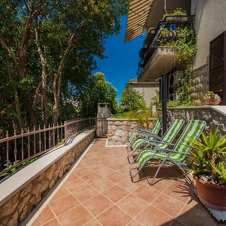 Geraeumige Ivana Mit Terrasse Apartment