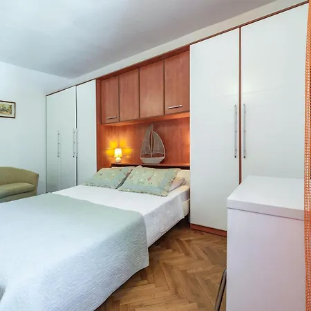 Apartment Geraeumige Ivana Mit Terrasse